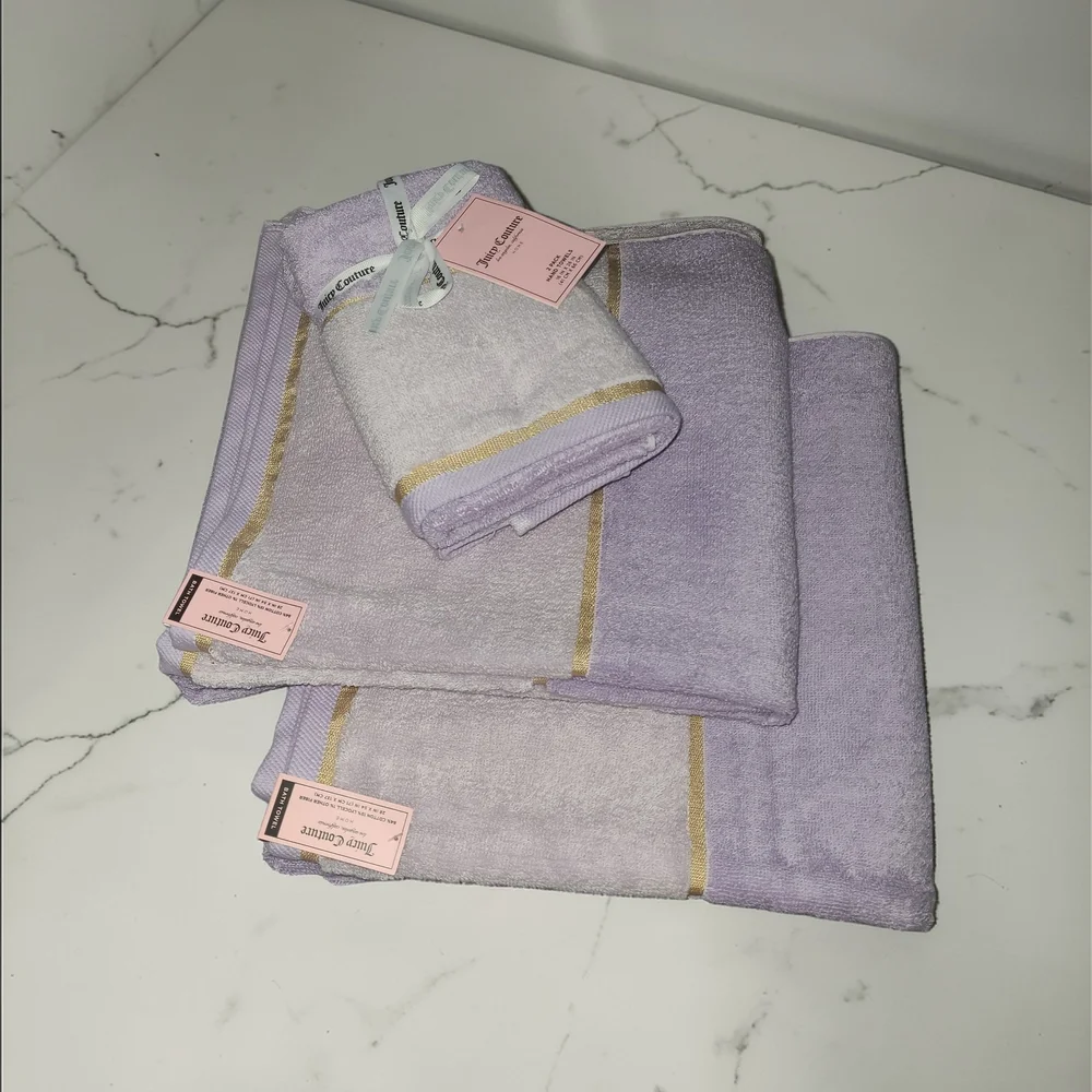 JUICY COUTURE Lavender and Gold Towel Set